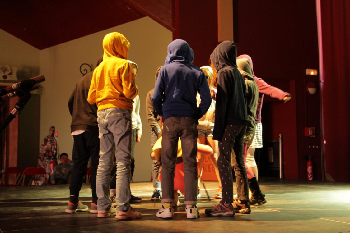 Le spectacle se prépare (suite)