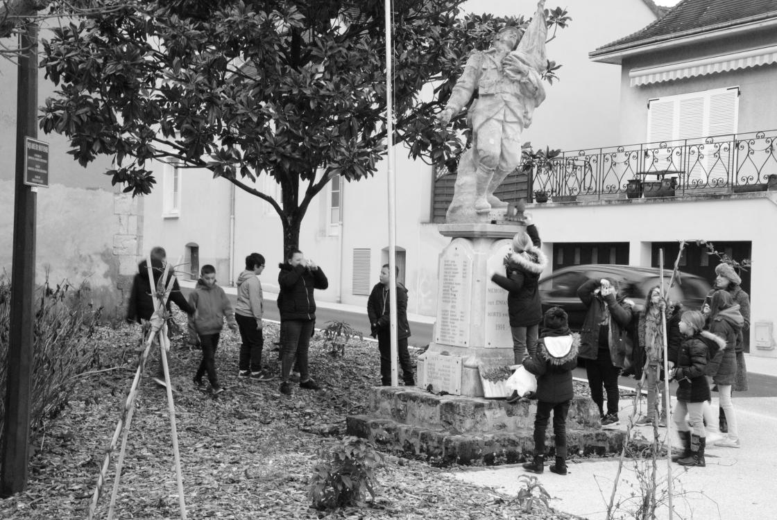 Les enfants prennent en photo leur "objet-souvenir" sur la place du Theil sur Huisne.