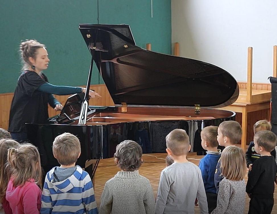 Le piano à queue dans la cantine