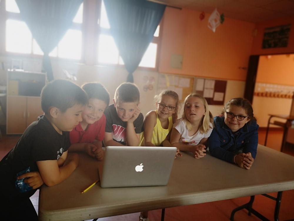 les enfants écoutent ce qu'ils ont enregistré