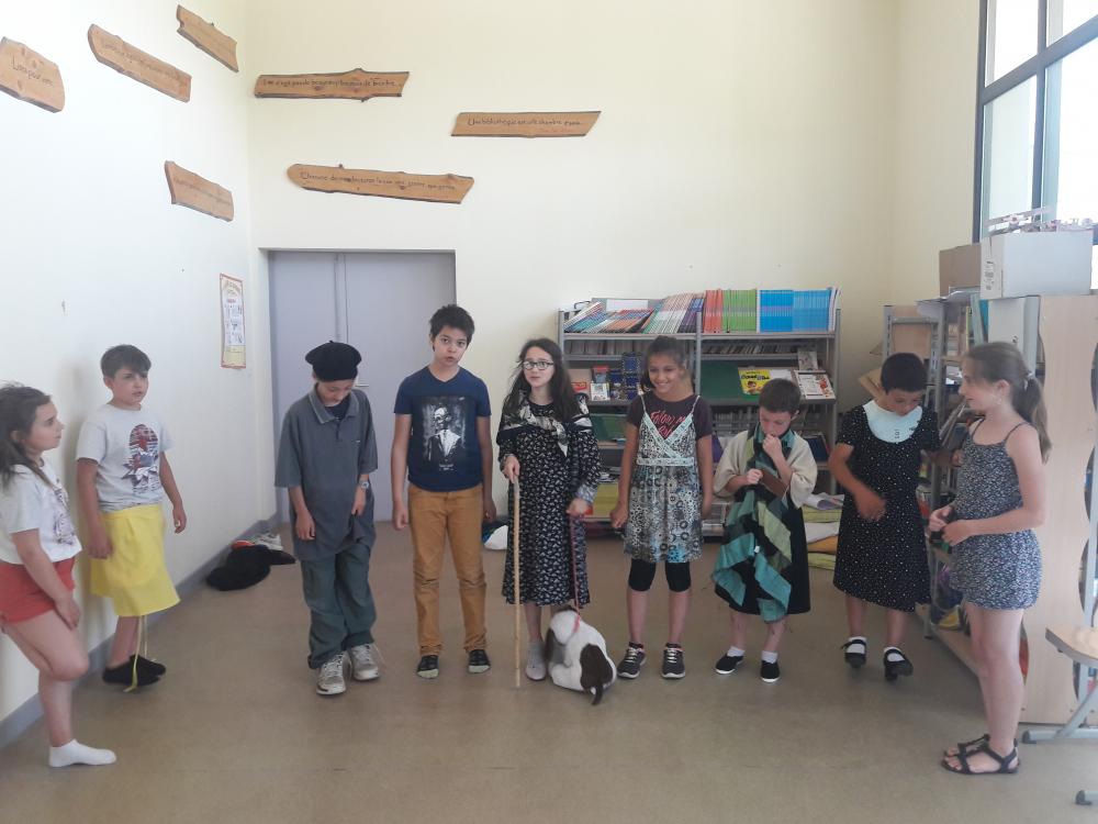 Anaïs, Marin, Anaïs, Evan, Rosie, Nina, Maxime, Timothé et Clara sur leur première scène 