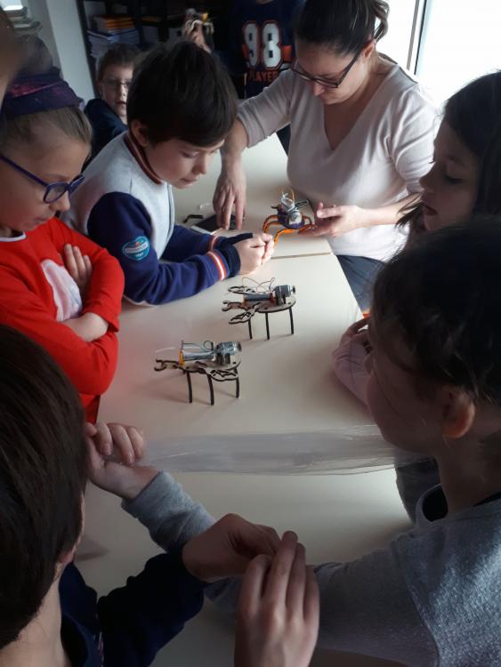 Les enfants jouant avec leur premiére création : le "Bugs" !