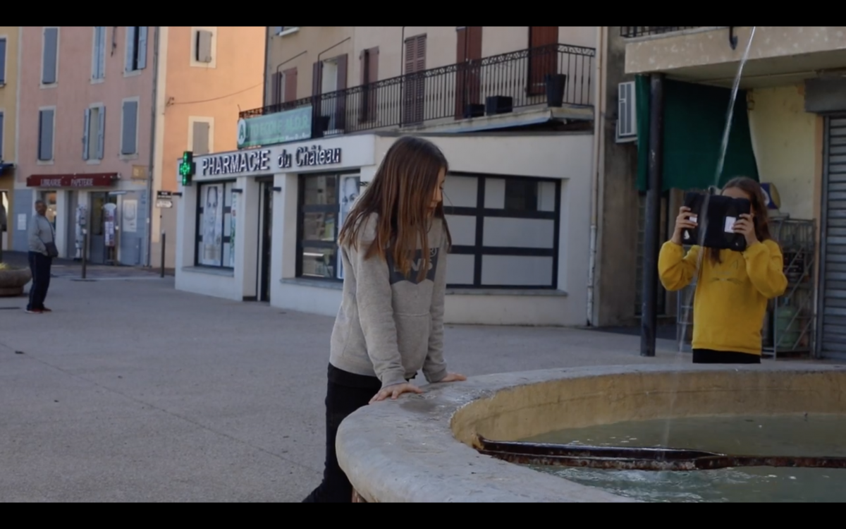 tournage à la fontaine du village