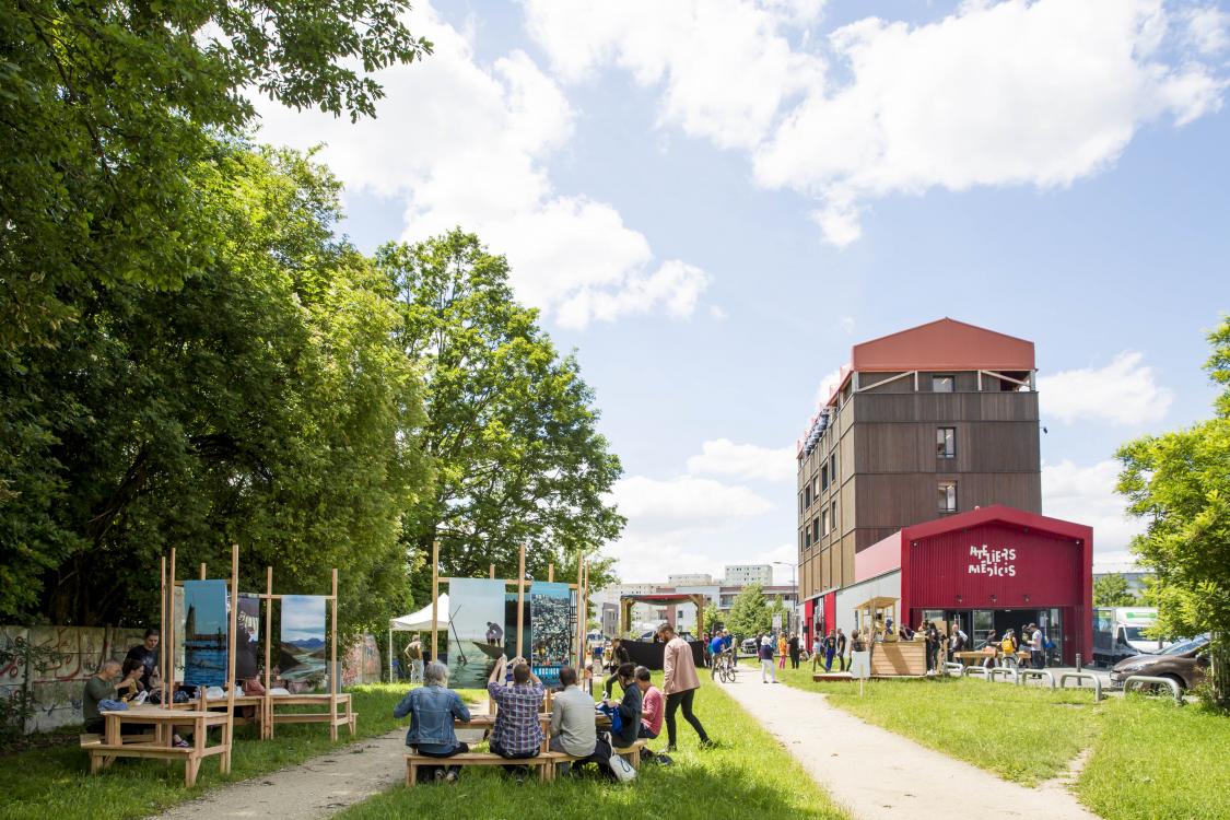 Vue extérieure du bâtiment et de la Dhuys lors du festival L'été des Ateliers, juin 2019 - Photo Natacha Gonzalez