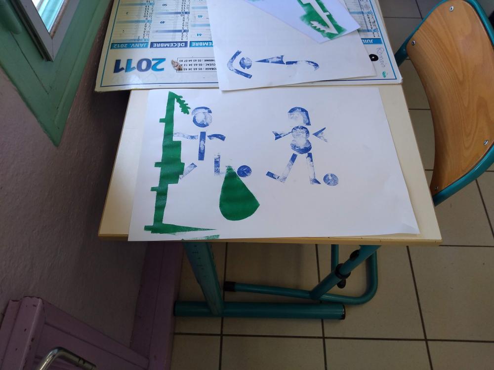 Raconter les jeux de la récré avec les formes de l'alphabet modulaire. 