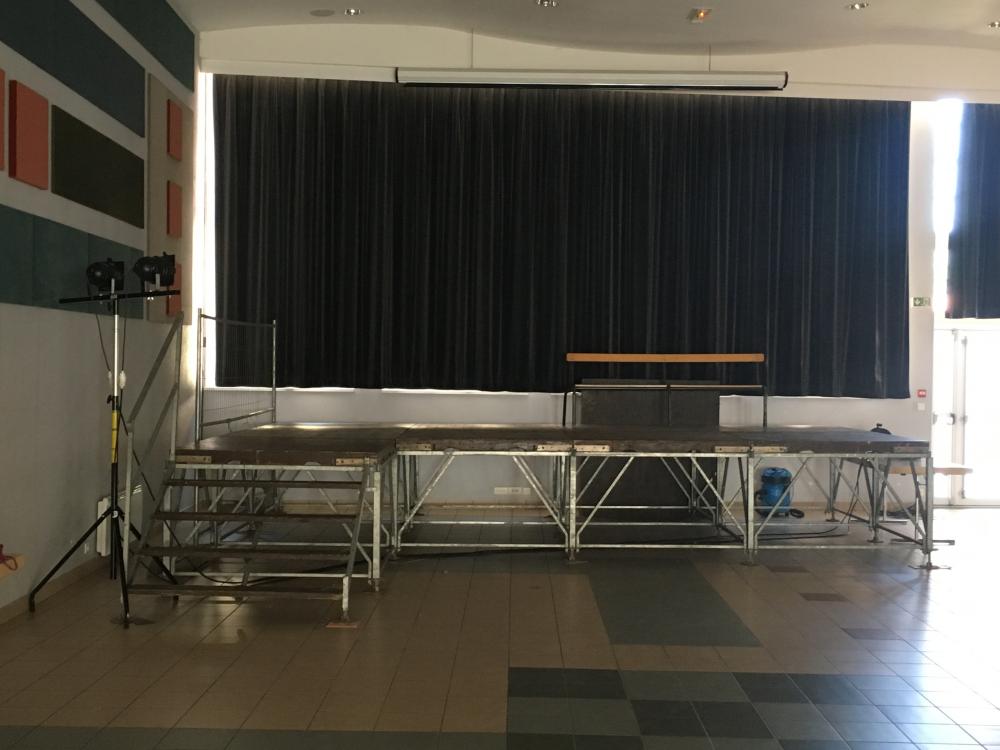 La salle polyvalente et la scène en plein milieu du montage