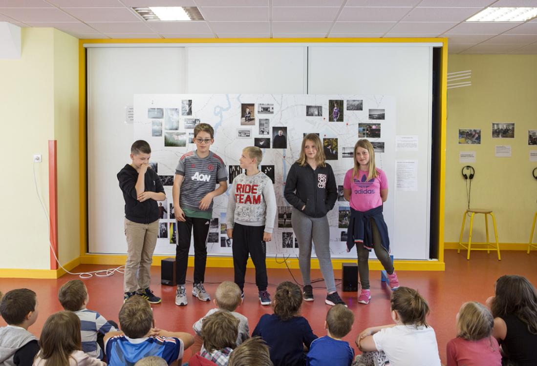 Les CM2 présentent leur travail aux autres classes de l'école