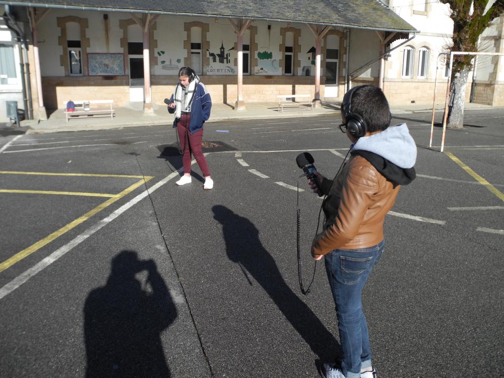 Des prises de sons, dans la cours.