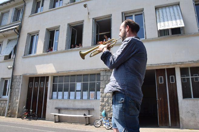 petit concert dans la cour de l'école