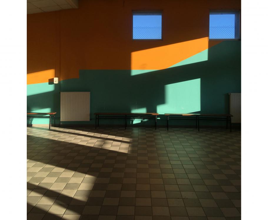 Vue de l'atelier, grande salle couverte et chauffée, lumineuse. Avec une vue à 180° sur la cour.