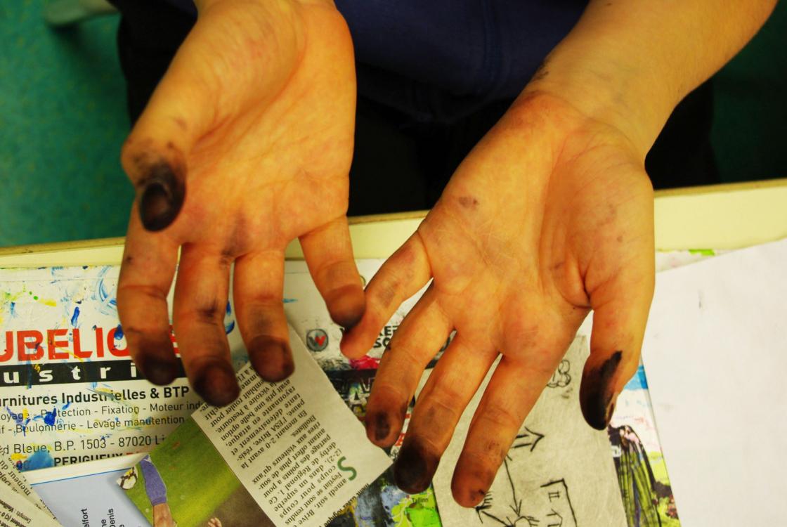 les mains des petits graveurs