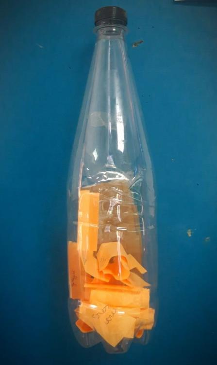 Objet du jour: les élèves ont glissé des petits mots qui resteront secrets dans une bouteille.