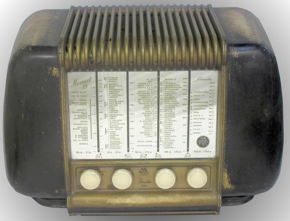 Le poste de radio de mon grand père par lequel j'ai entendu mes premières voix étrangères.