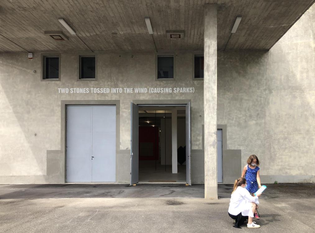 Dessin d'observation avec Maena devant le silo, et l'œuvre de Lawrence Weiner