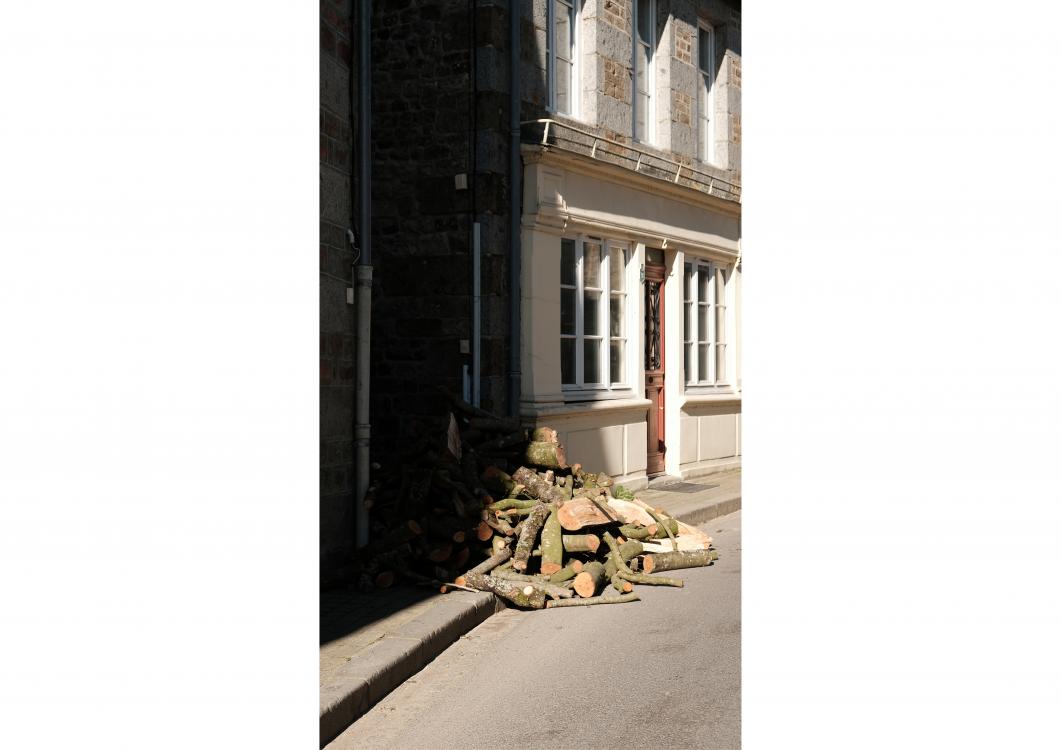 derrière village potier, après tas de bois