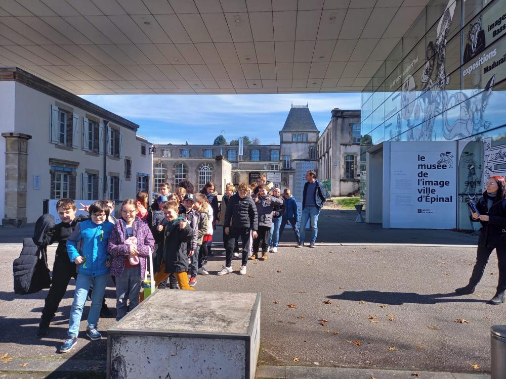 La classe devant le Musée de l'Image