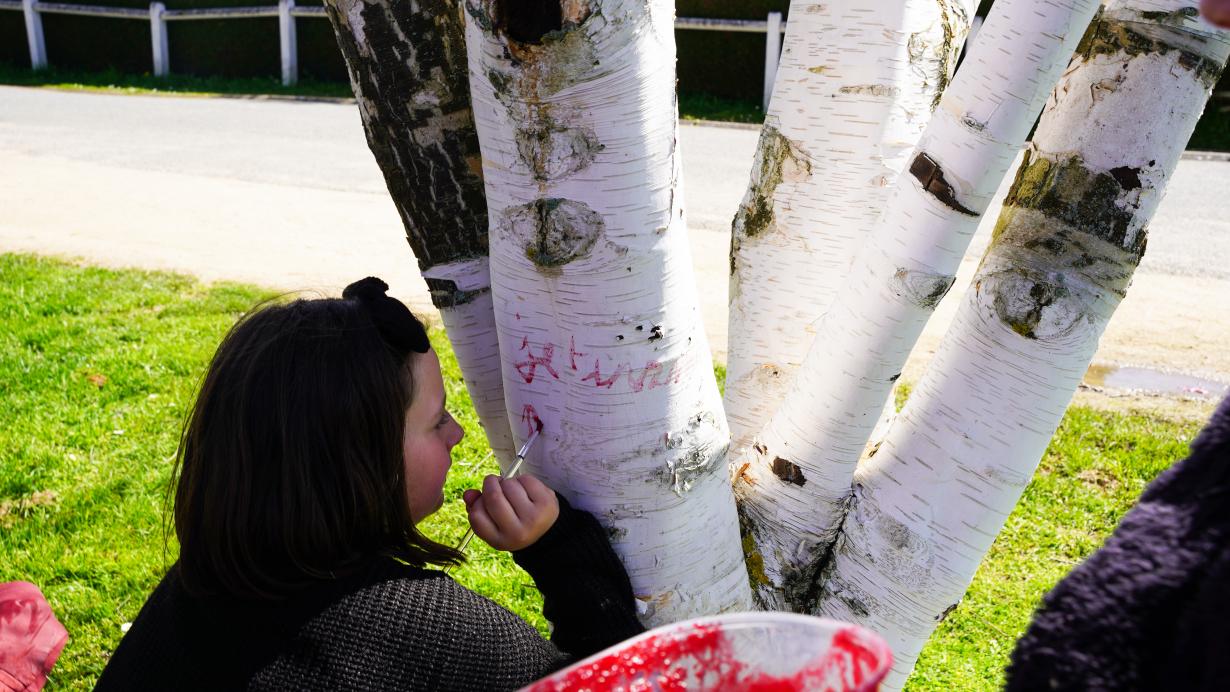 Nora invitant son arbre.