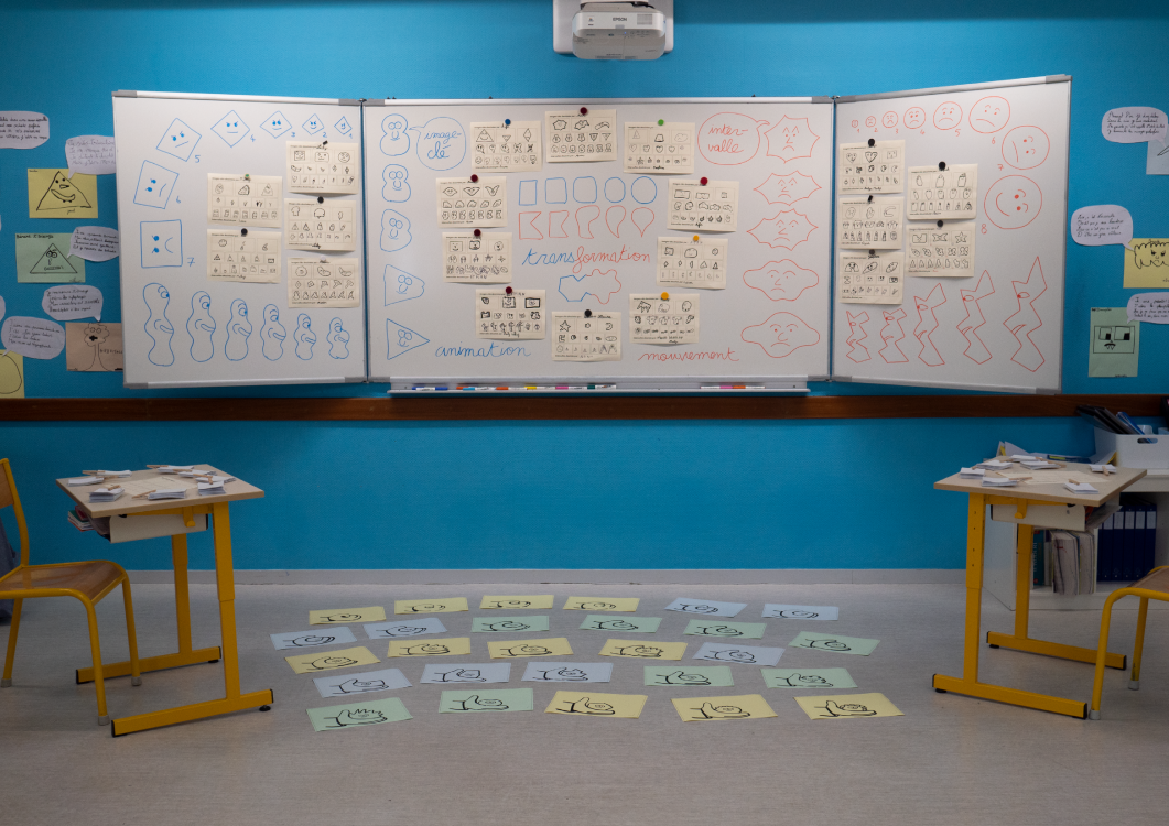 Exposition des éléments produits pendant la deuxième semaine consacrée à l'animation : exercice sur la transformation visuelle et flip books.