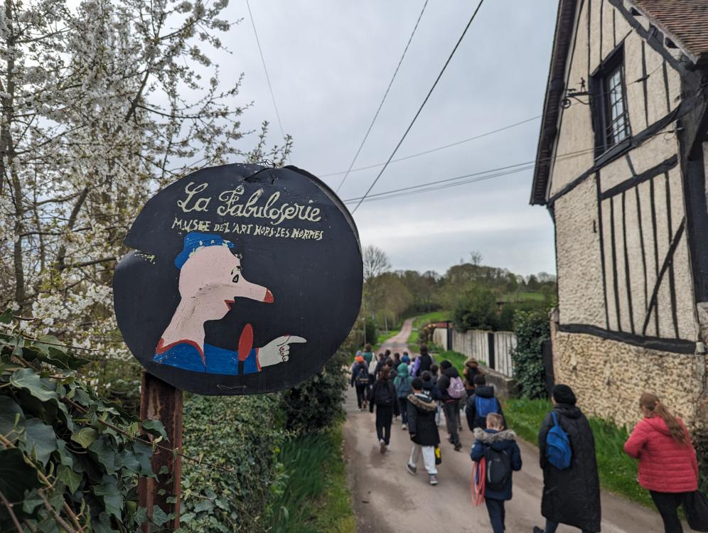 Les enfants en route vers la Fabuloserie pour découvrir le Manège du Petit Pierre