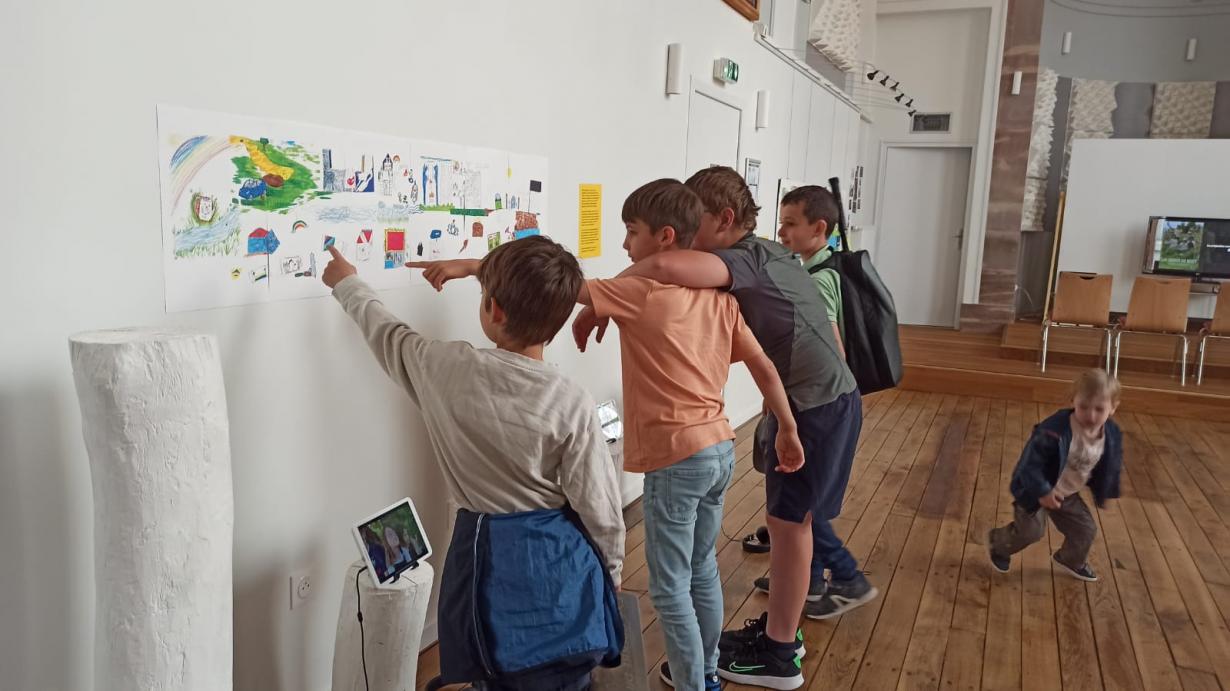 Les élèves découvrent l'exposition