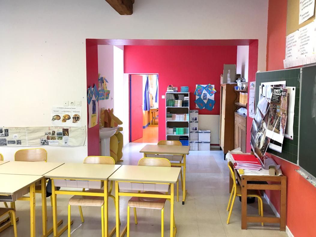 Salle réservée pour la résidence, au fond de la salle de classe principale