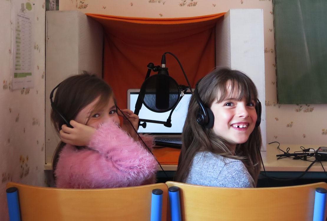 improvisation de bruits, sons, commentaires à la vue des séquences animées dans notre mini studio son