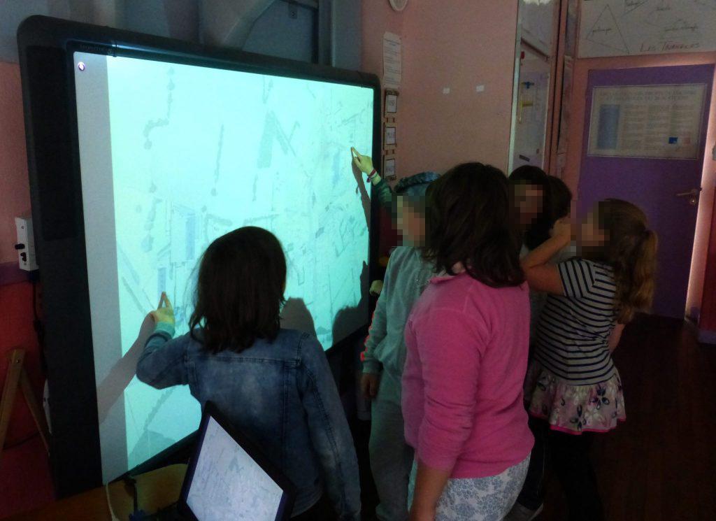 Le cadrage et l'orientation ont été prévus pour une projection sur le tableau numérique de la classe, occasion de tester cet outil.