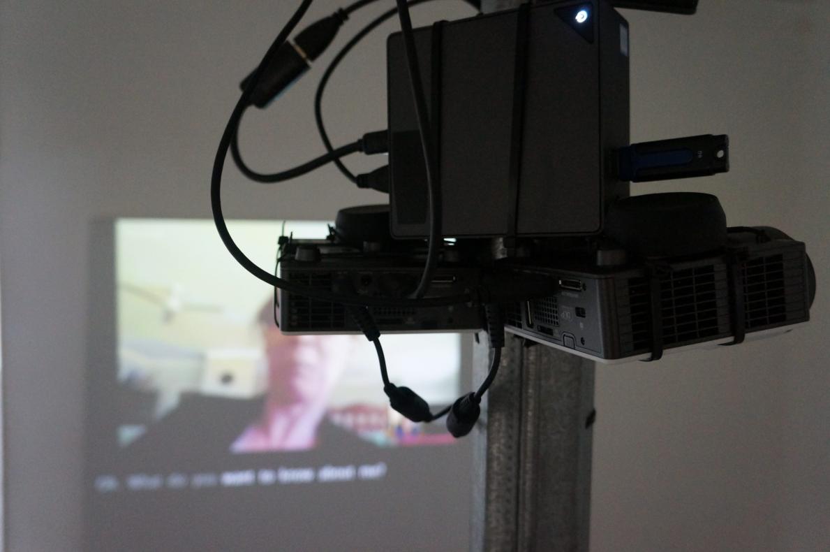 Installation vidéo d'une discussion entre deux IA