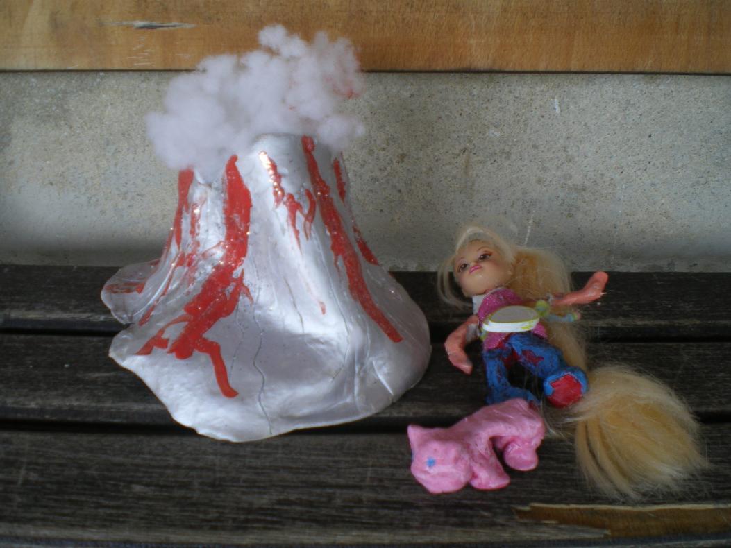 Argile, peinture, ouate et morceau de Barbie