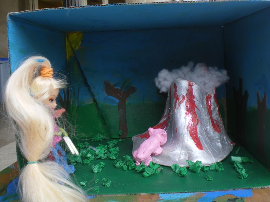 Argile, peinture, ouate et morceau de Barbie