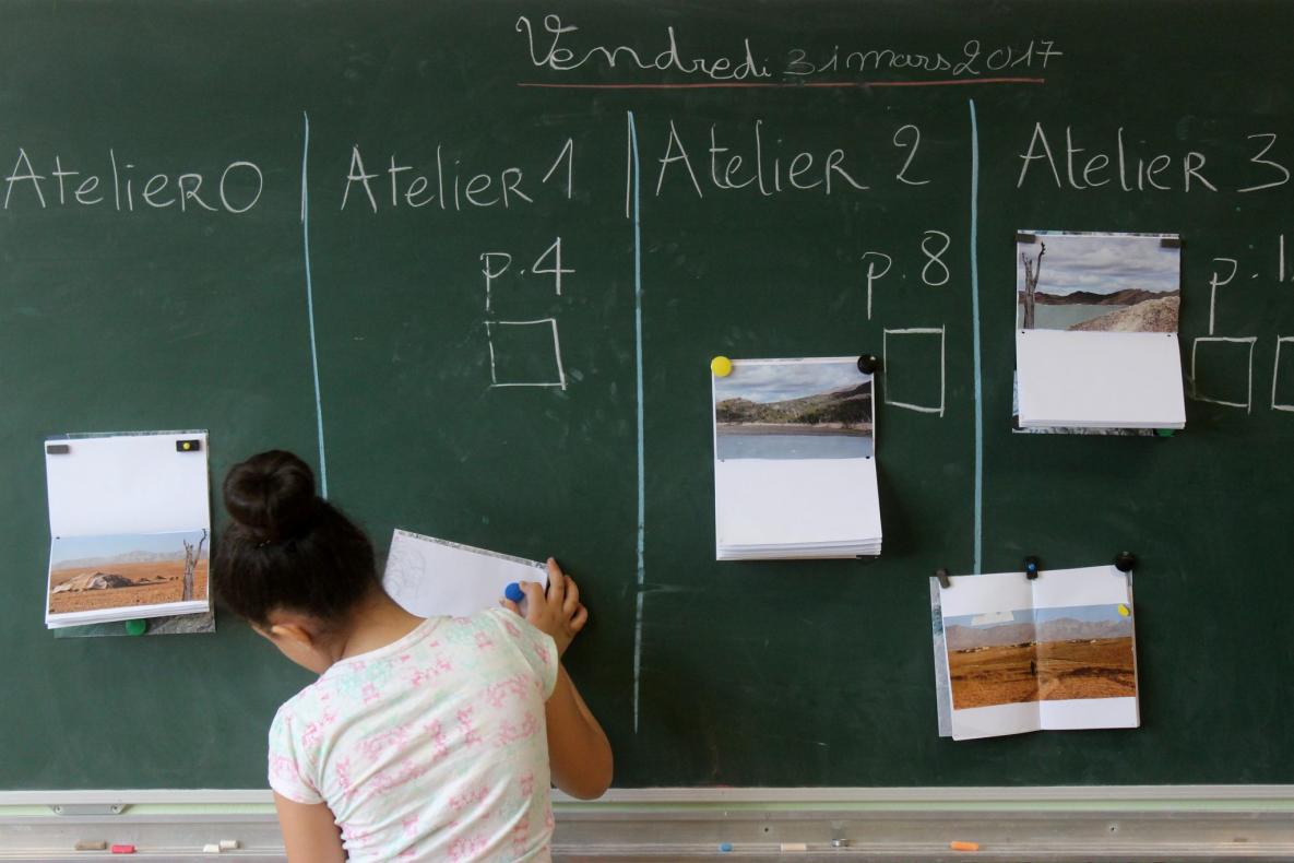 Les enfants ont collé leurs collages dans leurs carnets qu'ils exposent ensuite devant la classe.