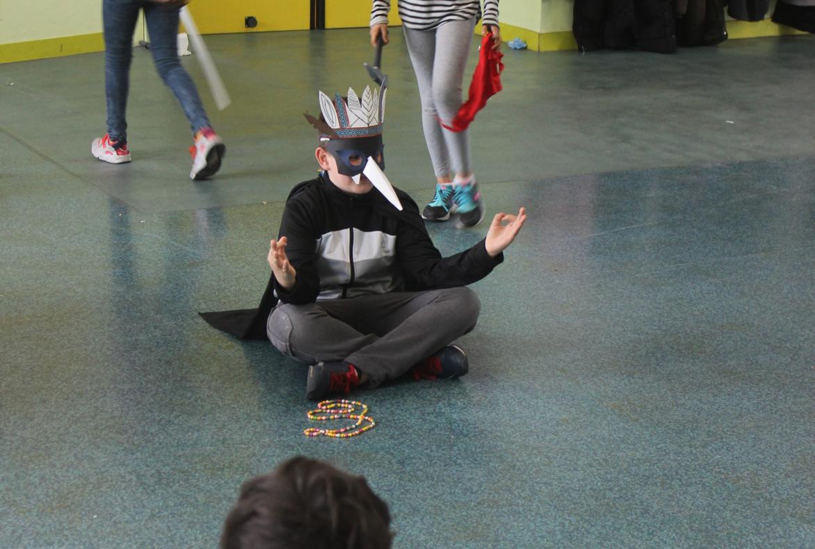 Les enfants  réinterprètent le conte “à qui appartient la Terre”.