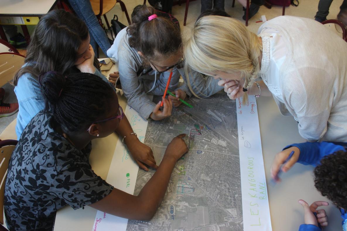 Discussion entre Laetitia, Binta, Shaima et la maîtresse afin d’alimenter la cartographie sensible nécessaire pour la balade urbaine à venir.