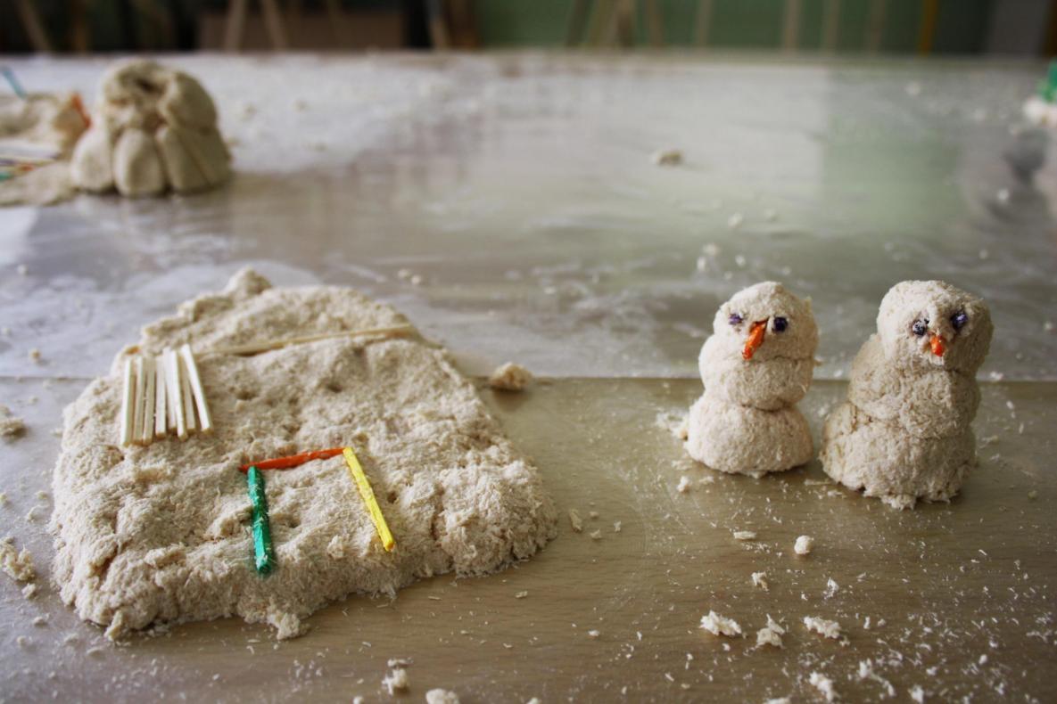 Une maison et deux bonhommes de neige, Ce 1