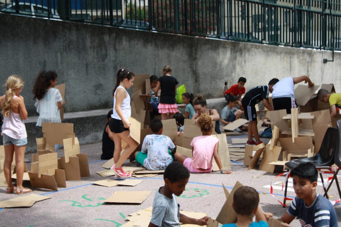 Les élèves de Cm1 à l'oeuvre sur le Projet, ''Pièces de Carton''