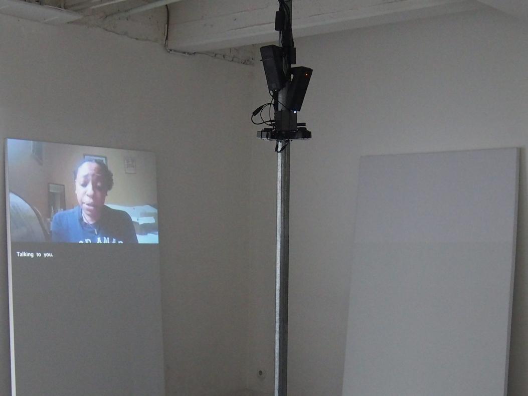 Installation vidéo d'une discussion entre deux IA