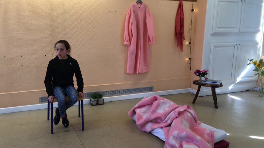 Le petit chaperon rouge s'inquiète pour sa grand-mère malade