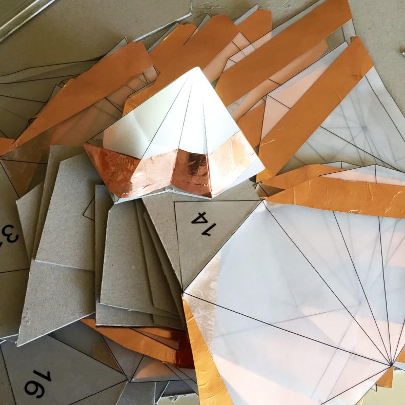 Papier calque à plier et composants souder