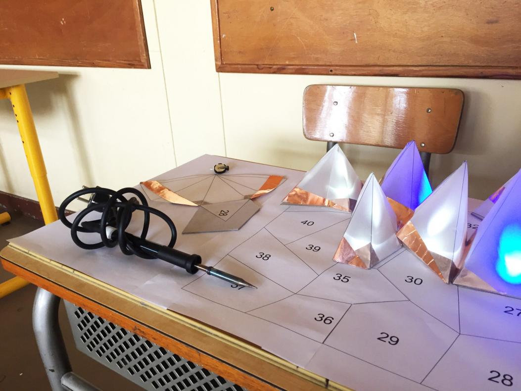 Papier calque à plier et composants souder