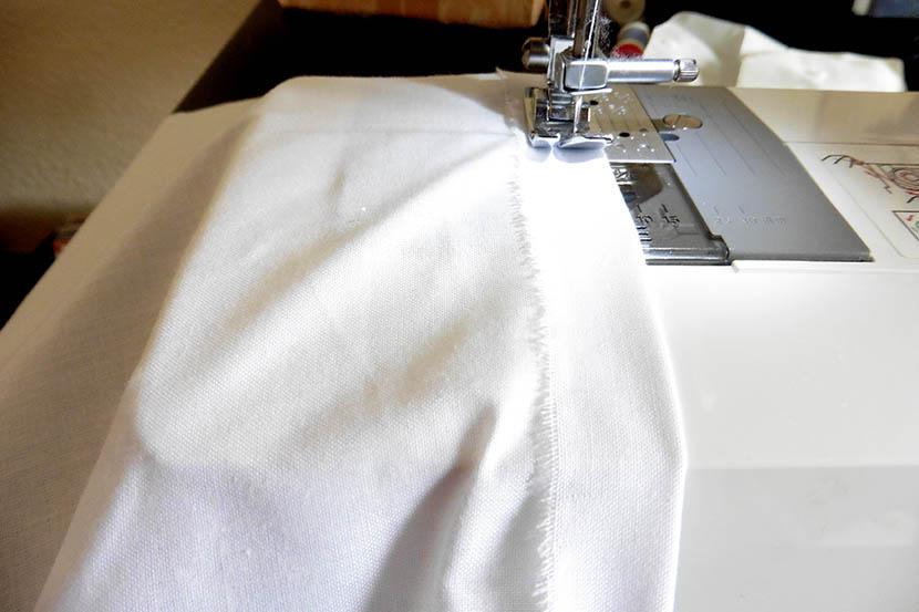 Couture des supports, bannières, étendards, nappes qui serviront au décor.