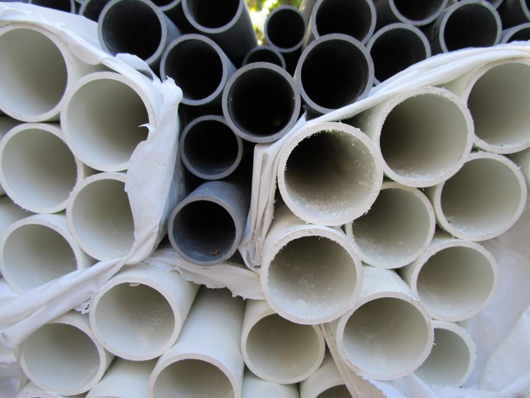 Livraison de tubes en PVC.