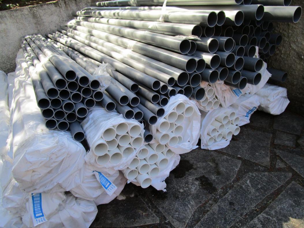 Livraison de tubes en PVC.