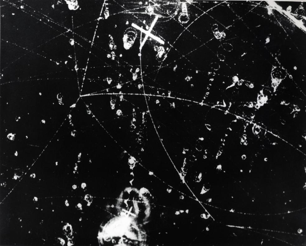 Tracés de particules élémentaires révélés dans une chambre à brouillard