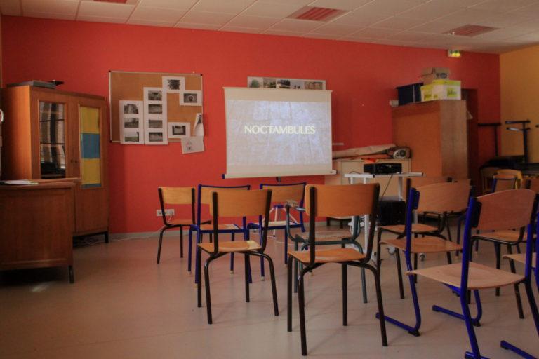Salle de projection avec les films "Le musée insolite" réalisé en janvier et "Noctambules" réalisé en juin.