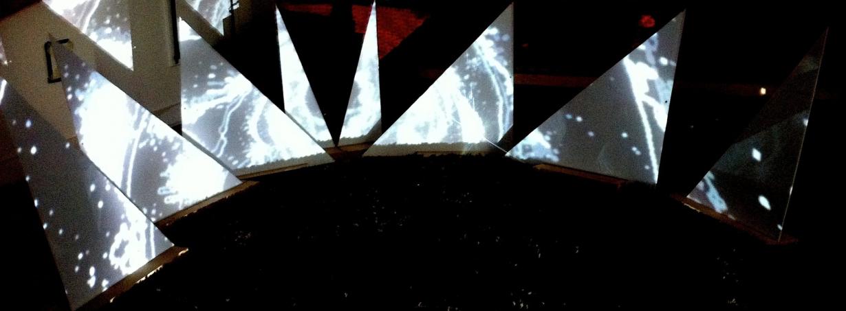 Quelques uns des (plus petits) réflecteurs, avec projection de fractales.