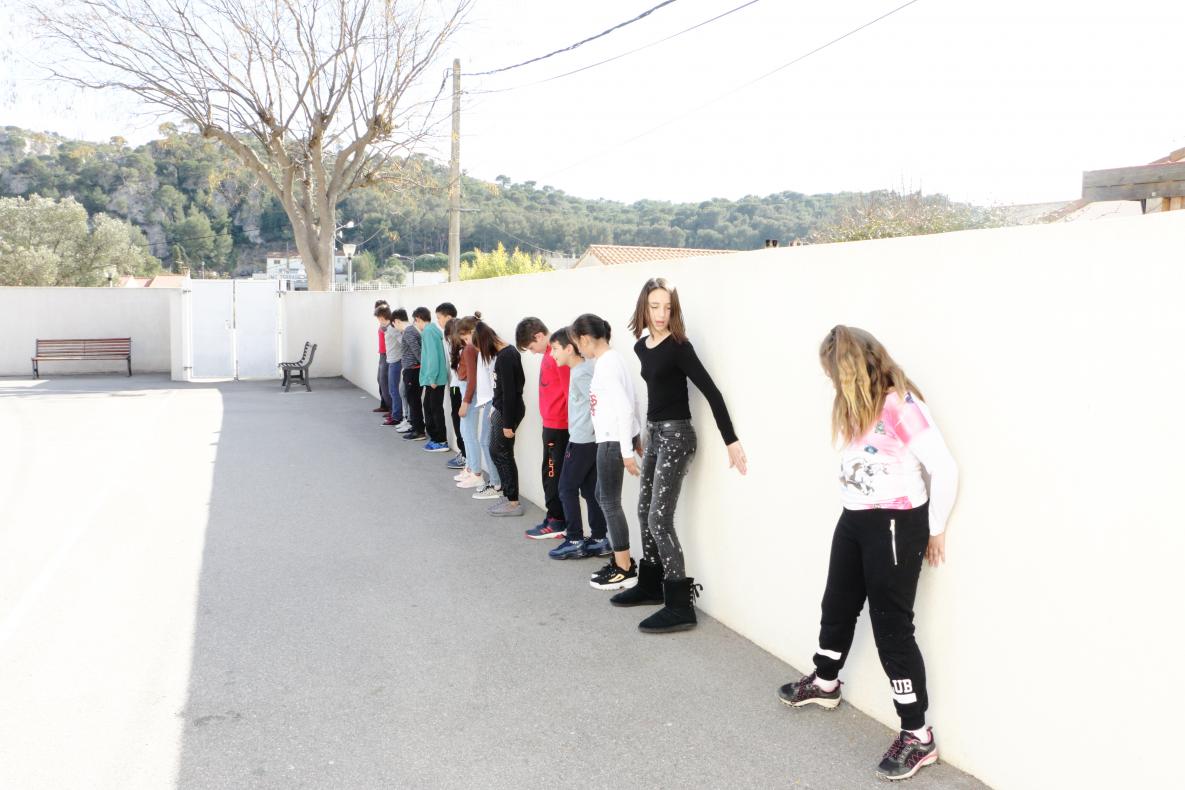 marcher le dos collé au mur, sentir les différentes surfaces au toucher