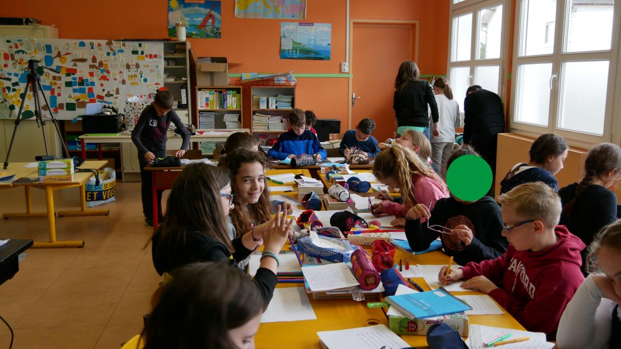 à propos de ce qui se passe, se passera ou pourrait se passer