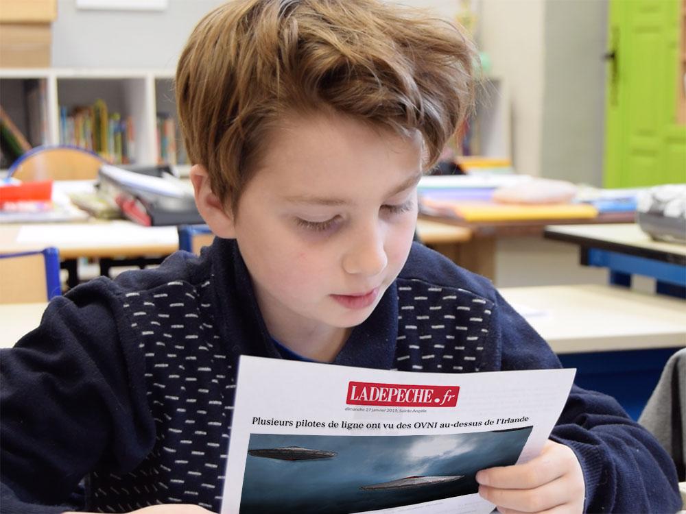 Noham lisant l'article de La Dépêche