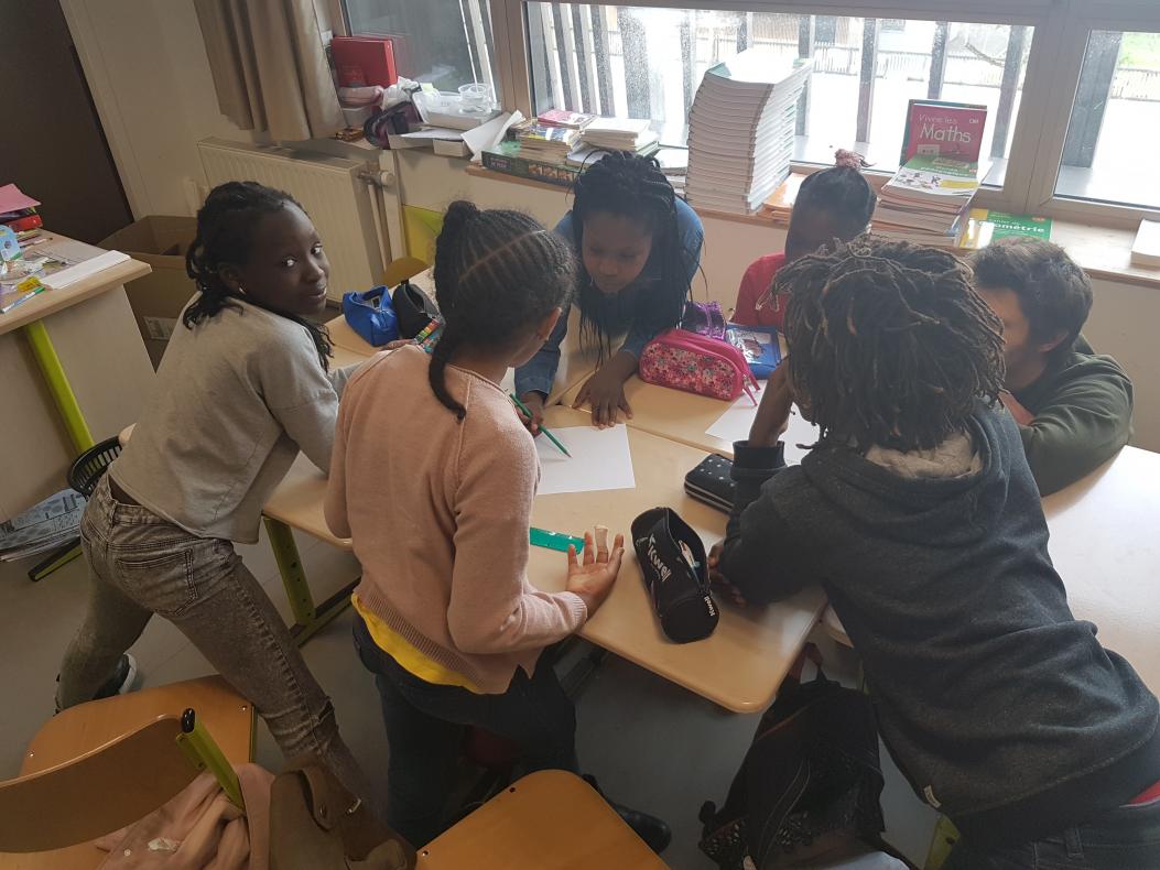 on a commencé à travailler en groupe (5 enfants par groupe) pour créer leur pays imaginaire.  