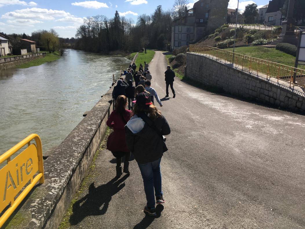 Promenade collective dans le village